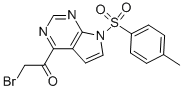 2-BROMO-1-(7-[(4-METHYLPHENYL)SULFONYL]-7H-PYRROLO[2,3-D]PYRIMIDIN-4-YL)ETHANONE Struktur